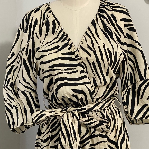 EUC Mango Zebra print puff sleeve mini size Medium - Picture 2 of 5
